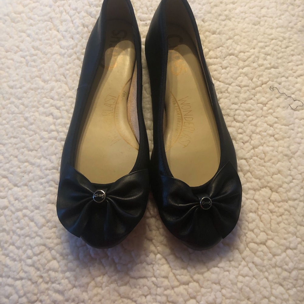 Like new black flats with bow.